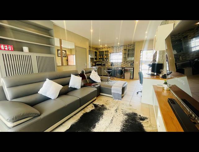 2 BEDROOM TOWNHOUSE FOR SALE IN HATFIELD
